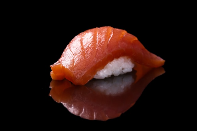 Sushi salmão sobre preto