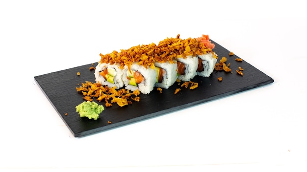 Sushi con salmón aguacate cebolla frita y wasabi