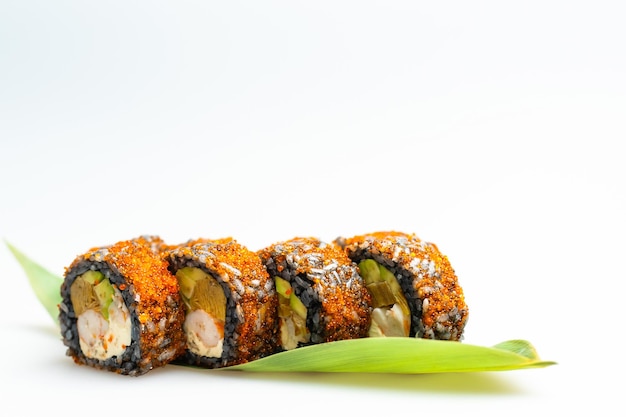 sushi con salmón y aguacate.