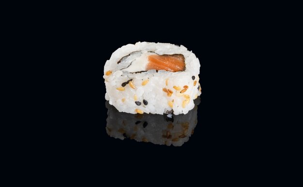 Sushi de salmón aislado.