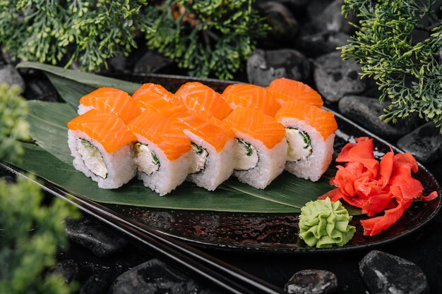 Sushi de salmón con arroz en plato de piedra