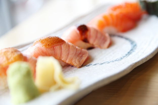 Sushi de salmón de comida japonesa con sushi de salmón maki de salmón y caviar