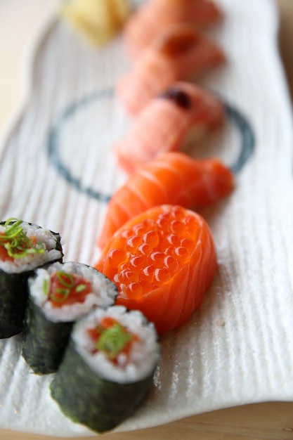 Sushi de salmón de comida japonesa con sushi de salmón maki de salmón y caviar