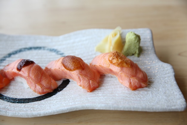 Sushi de salmón de comida japonesa con sushi de salmón maki de salmón y caviar