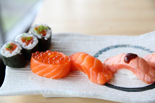 Sushi de salmón de comida japonesa con sushi de salmón maki de salmón y caviar