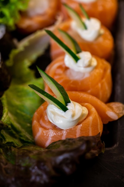 Sushi de salmón envuelto en queso crema