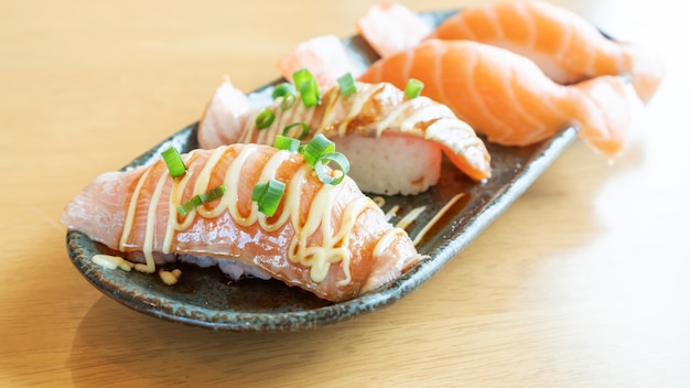 Sushi de salmón fresco en una mesa de madera.