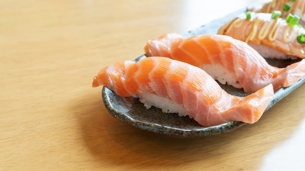 Sushi de salmón fresco en una mesa de madera.