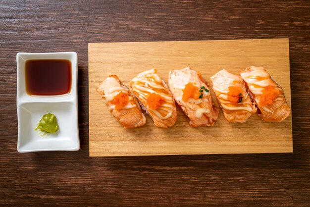 Sushi de salmón a la parrilla en un plato