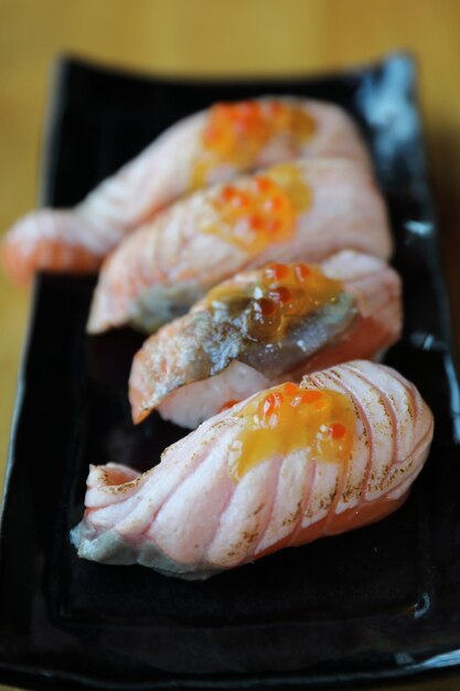 Sushi de salmón a la parrilla sobre fondo de madera