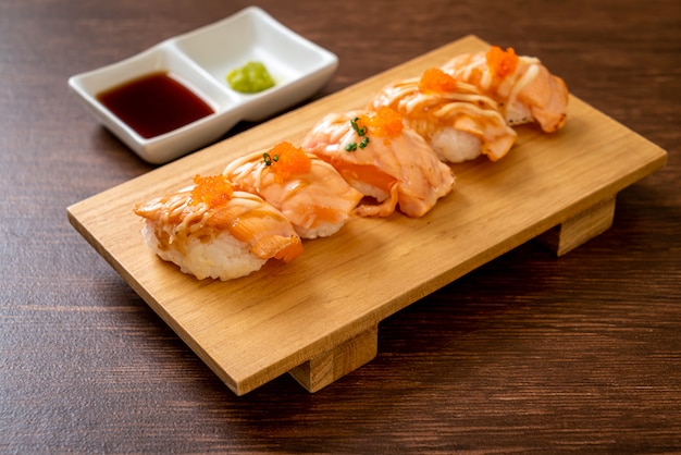 sushi de salmón a la plancha en un plato