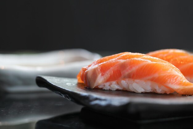 Sushi de salmón en plato negro comida japonesa