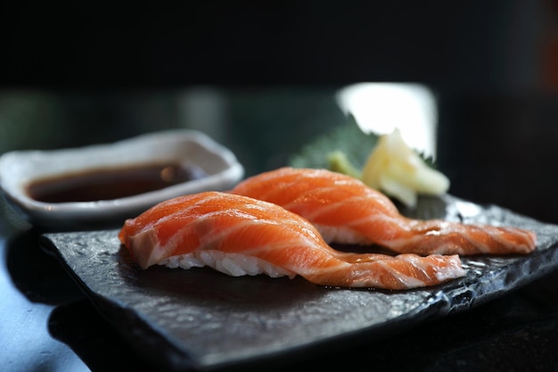 Sushi de salmón en plato negro comida japonesa