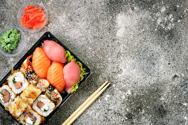 Sushi con salmón, queso tierno, atún, anguila ahumada