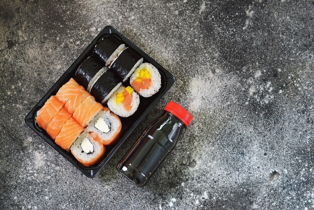 Sushi con salmón, queso tierno y tortilla