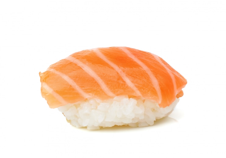 Foto sushi de salmón sobre un blanco