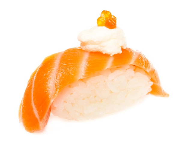 Sushi de salmón sobre un fondo blanco.
