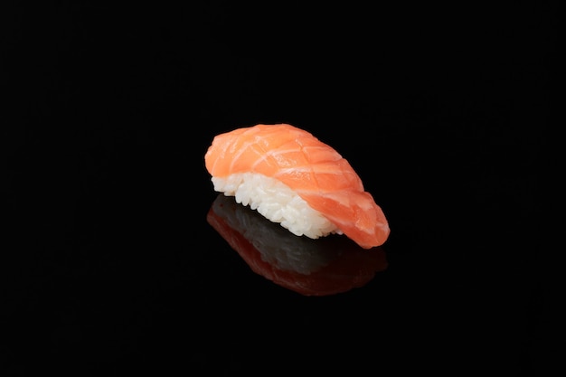 Sushi con salmón sobre fondo negro