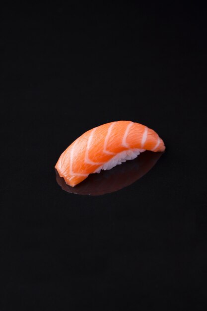 Sushi de salmón sobre un fondo oscuro