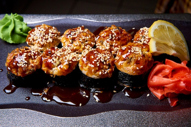 Sushi en salsa con wasabi, jengibre y limón.