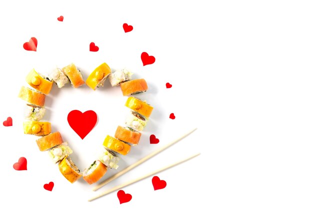 Sushi para San Valentín en forma de corazón y palillos.