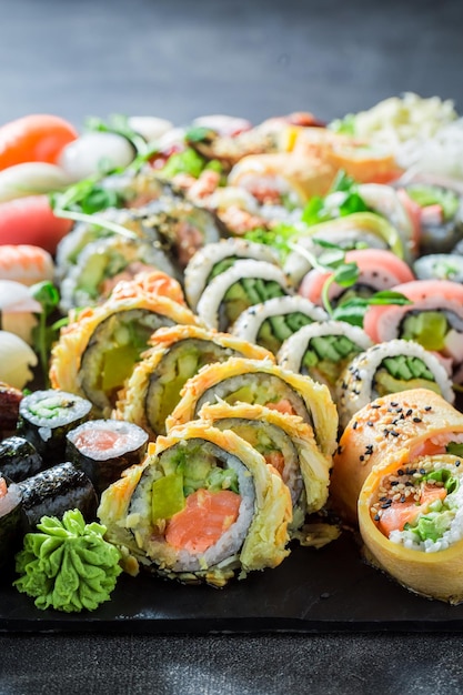 Sushi saudável com wasabi e molho de soja