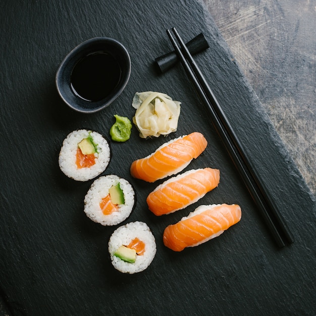 Sushi servido en plato sobre mesa oscura