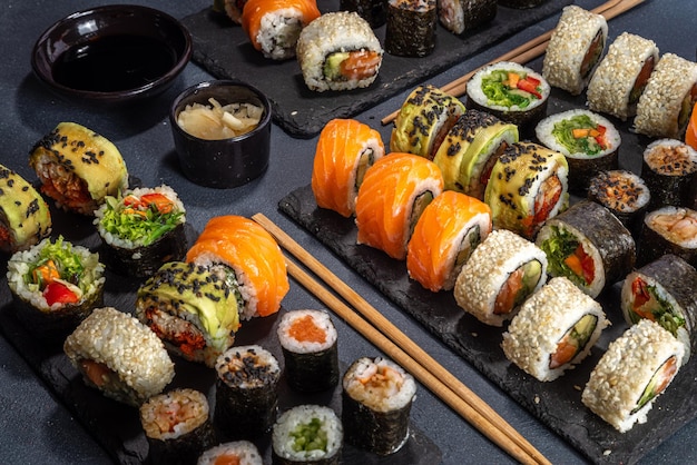 Sushi-Set auf dunklem Schieferhintergrund