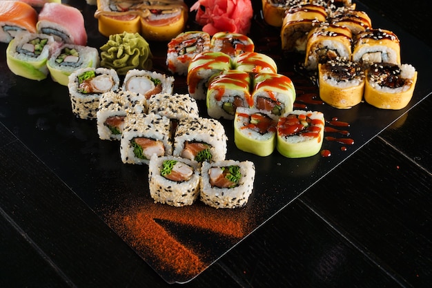 Sushi-Set auf schwarzem Hintergrund