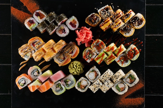 Sushi-Set auf schwarzem Hintergrund