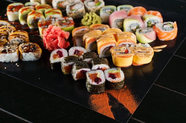 Sushi-Set auf schwarzem Hintergrund