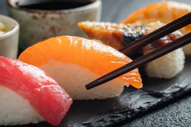 Sushi-Set aus Lachs, Thunfisch und geräuchertem Aal