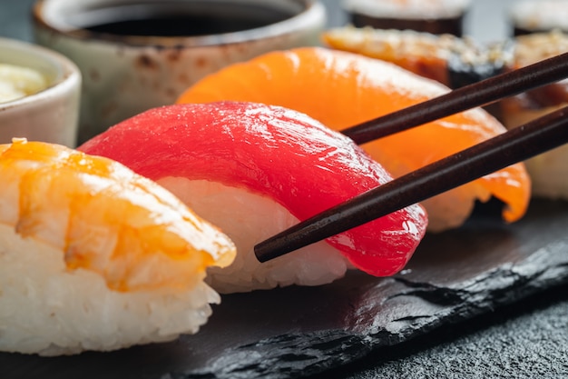 Sushi-Set aus Lachs, Thunfisch und geräuchertem Aal.