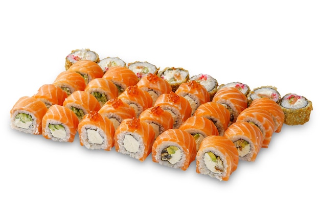 Sushi-Set aus vier Rollen mit Lachs, Avocado, Aal, Gurke und rotem Kaviar. Isoliert auf weißem Hintergrund