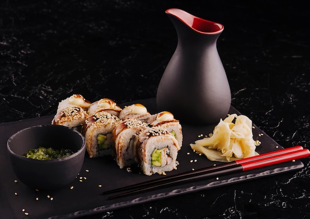 Sushi set canada roll con anguila en piedra negra