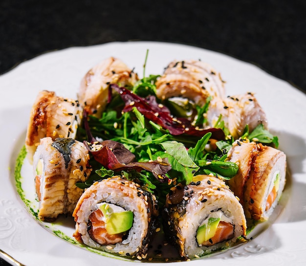Foto sushi-set-canada-roll mit lachs