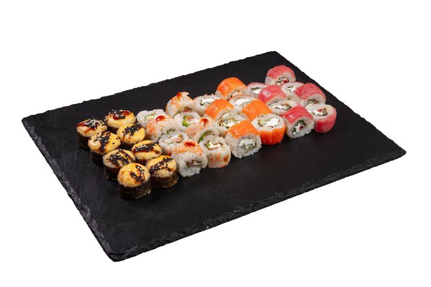 Sushi-Set, das auf einem schwarzen Steinplatt serviert wird