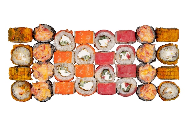 Foto sushi-set, das auf weißem hintergrund serviert wird
