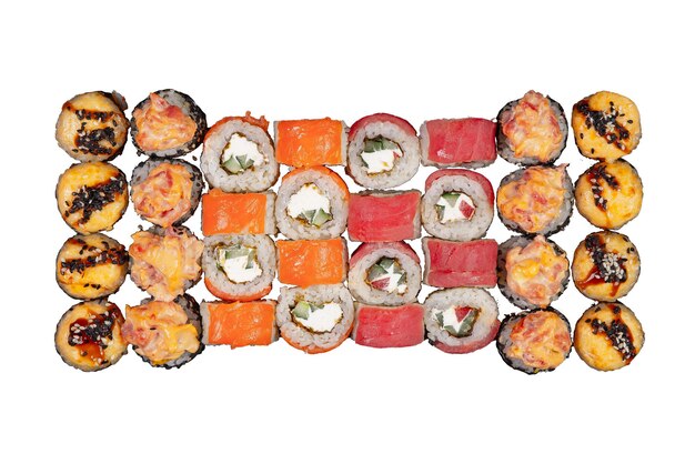 Sushi-Set, das auf weißem Hintergrund serviert wird