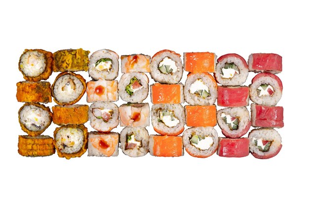 Foto sushi-set, das auf weißem hintergrund serviert wird