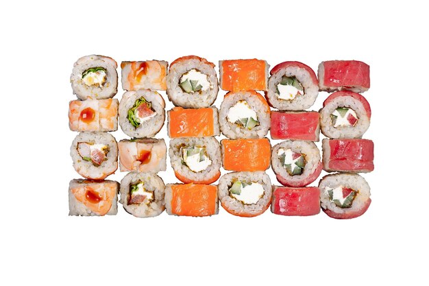 Sushi-Set, das auf weißem Hintergrund serviert wird