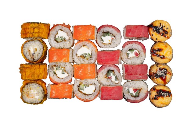 Foto sushi-set, das auf weißem hintergrund serviert wird