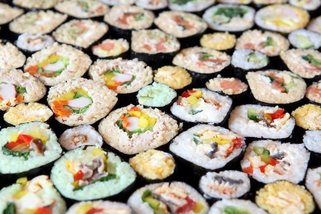 Sushi Set - Diferentes tipos de Maki Sushi e Nigiri Sushi. Servido na mesa de madeira escura.