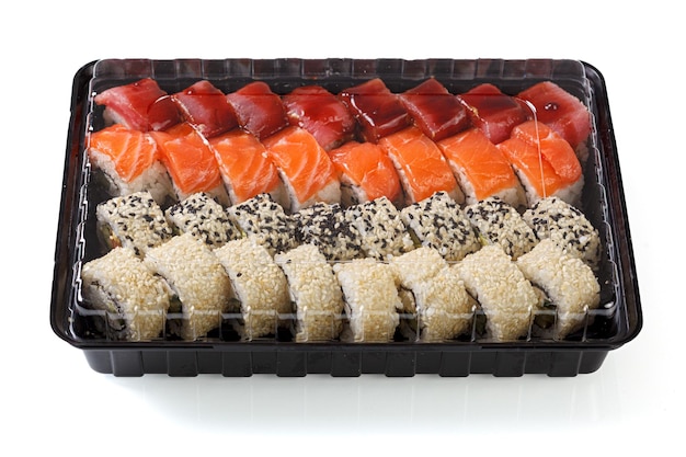 Sushi-Set in einer Lieferbox auf weißem Hintergrund