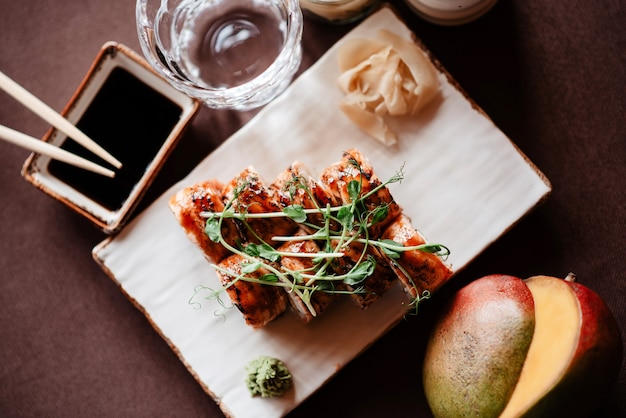 Foto sushi-set mit mango, wunderschön in einem restaurant serviert