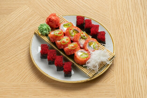 Sushi-Set mit verschiedenen Brötchen mit Thunfisch, Lachs, Garnelen, Tobiko-Rogen vom Fliegenden Fisch, Ingwer, Daikon-Rettich, schwarzem Reis mit Tintenfisch und Wasabi-Chinerles.