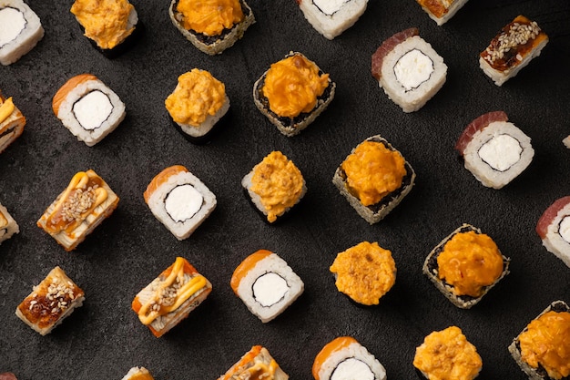 Sushi-set-muster auf schwarzem hintergrund