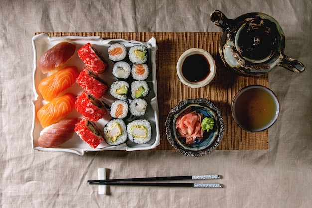 Sushi set nigiri e rolos de sushi