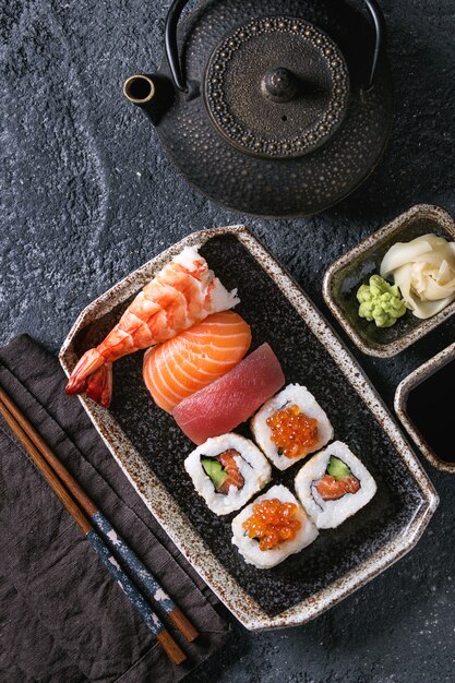 Sushi Set de nigiri y rollos.