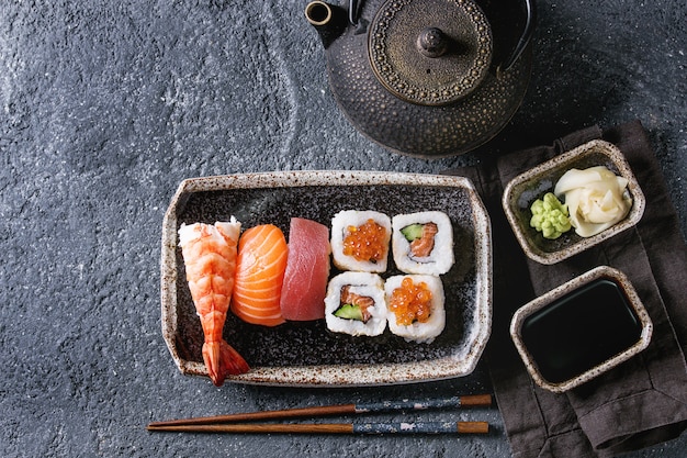 Sushi Set Nigiri und Brötchen